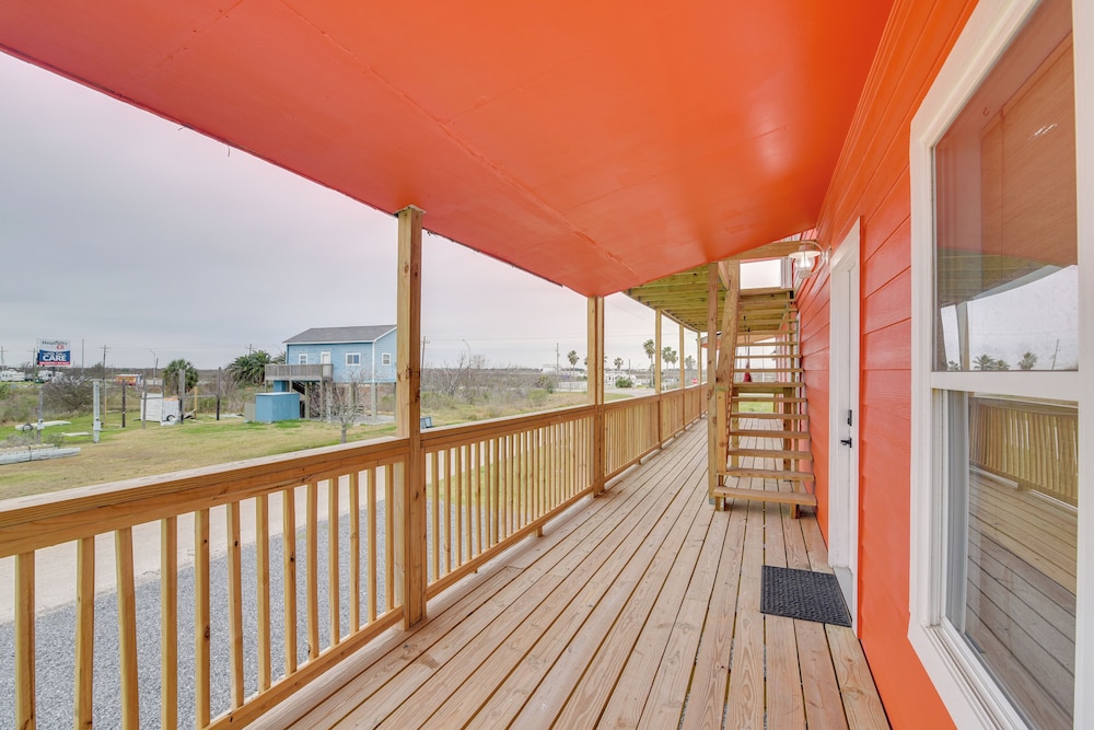 Balcony & Sunset Views: Coastal Port Bolivar Gem