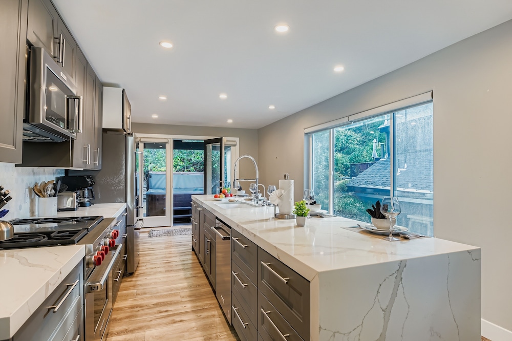 Mountain Luxury In Old Town Spa - Walk To Main 440 3 Bedroom Home