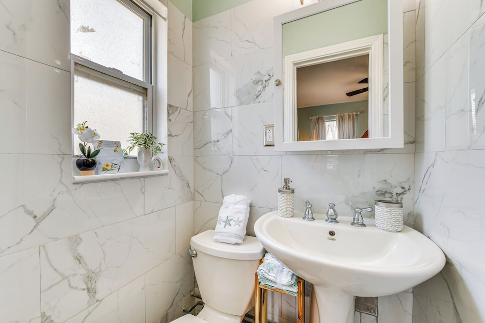 1 Mi to Upham Beach Park: Cozy St Pete Beach Apt!