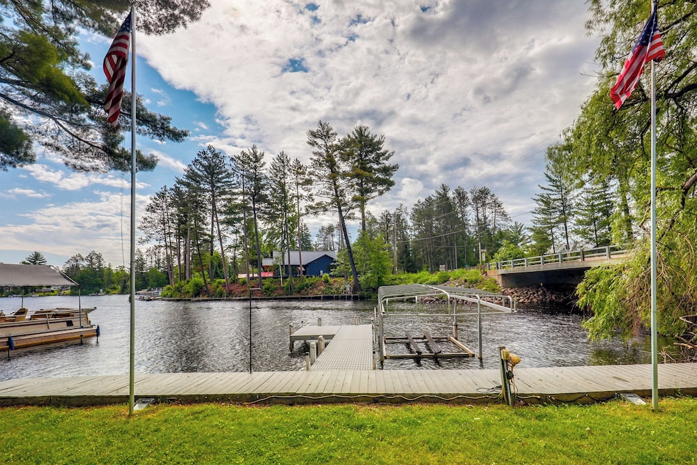 Snowmobile Trail On-site: Cozy Post Lake Retreat
