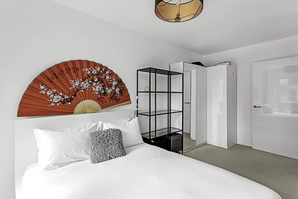 Stylish Flat In Battersea Reach