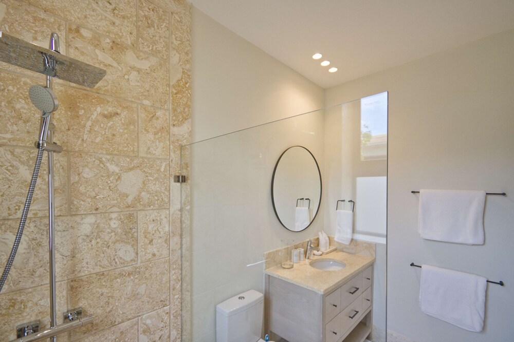 Modern Lake Villa With English Speaking Staff in Golf and Beach Resort
