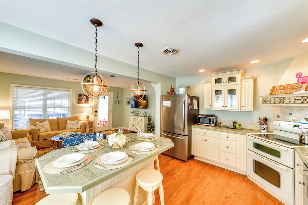 2 Mi to Boardwalk: Home w/ Deck in Bethany Beach!
