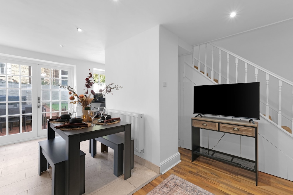 Luxury 3BR 2BA with Hot Tub and Garden
