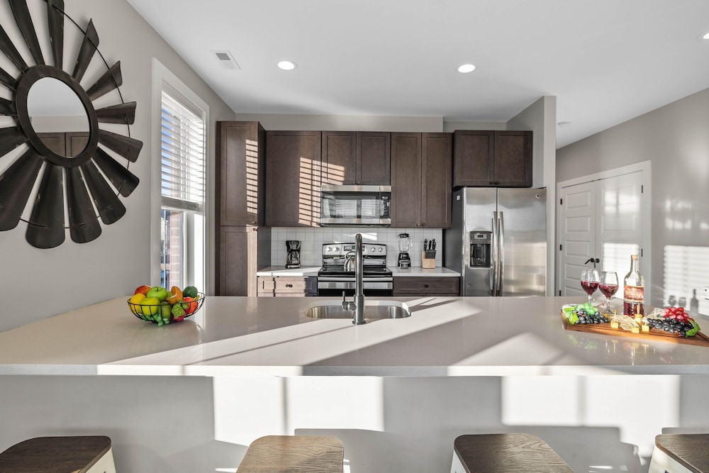 Pulse - Minutes to Broadway - Sleeps 6