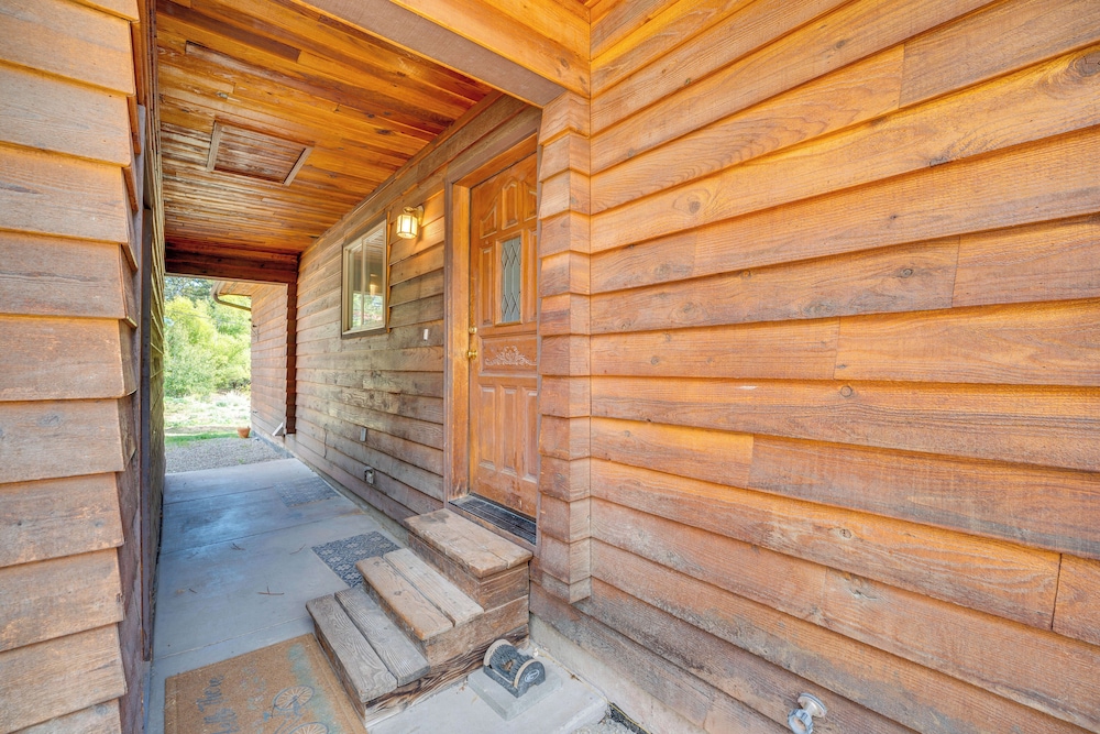 Mtn-view Getaway w/ Spacious Deck in Republic!