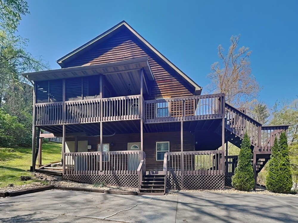 Hilltop Hideaway by Jackson Mountain Rentals