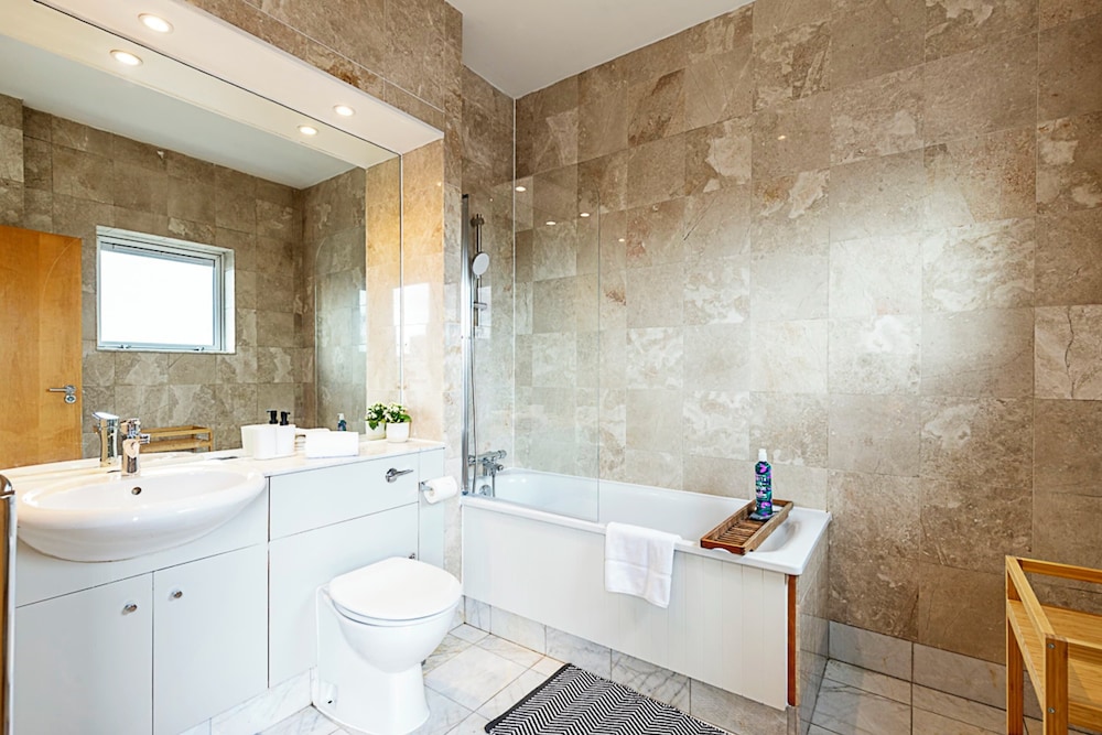 Bright and Stylish Riverside Haven in Canary Wharf