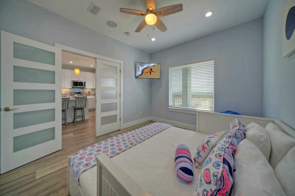 Sleeps 22! 2 Homes Priv Pool, Putting Green, Bar, Deck, Prime Port A Location