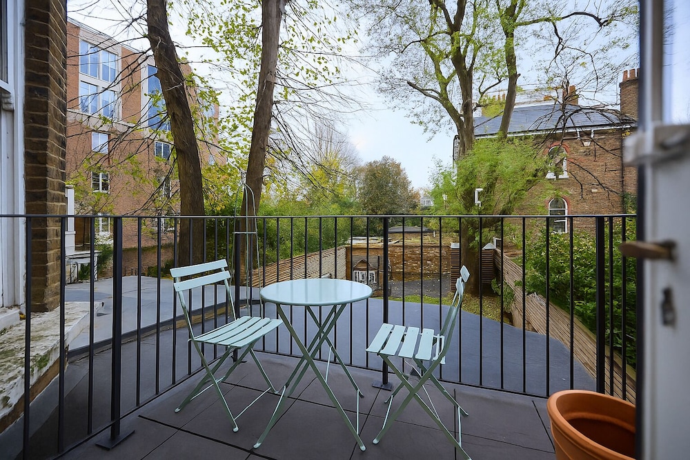 Hampstead Parkside Apartment