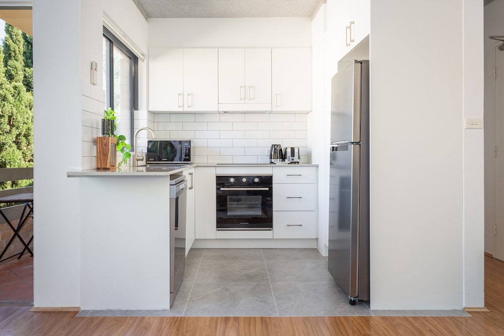 Unit With Balcony, Backyard and Parking Near Shops