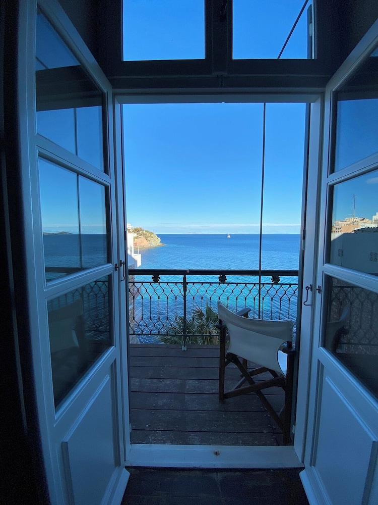 Seaside Neoclassical Property in Vaporia Ermoupoli