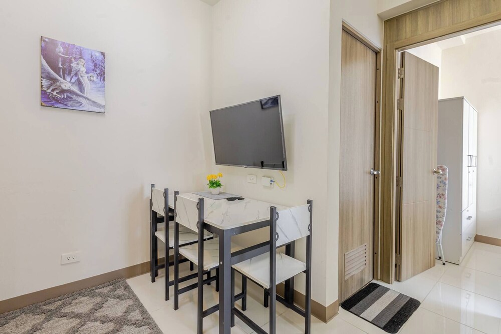 Luxurious Bayview 2BR Near MOA Picc CCP Free Wifi