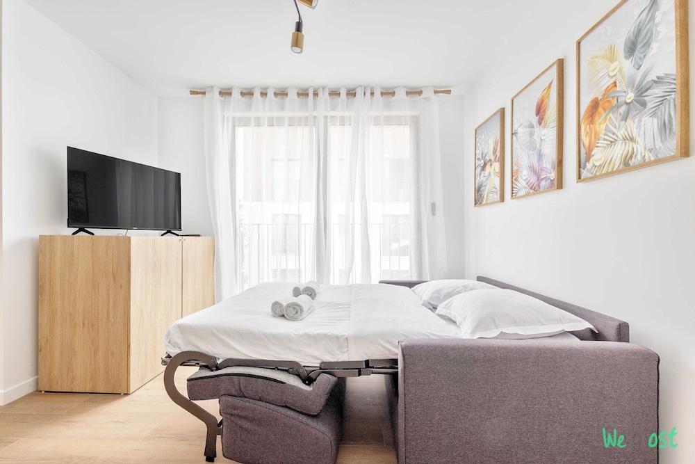 Apartment With Balcony in Paris