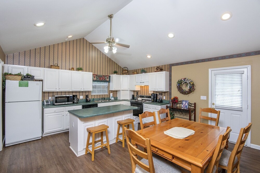 Our Tennessee Mountain Home - Great Location! Close To All The Action! 2 Bedroom Cabin by RedAwning view 5