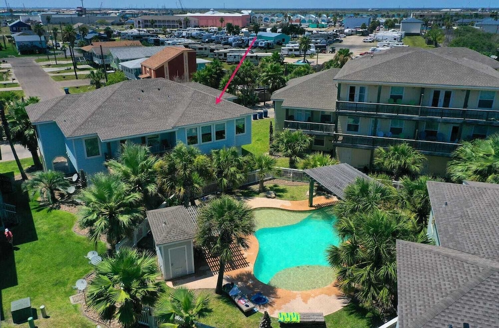 2 Homes in Las Palmeras by Avantstay Sleeps 18, Resort Pool + Private Patio Walk to Town, Golf Cart Zone