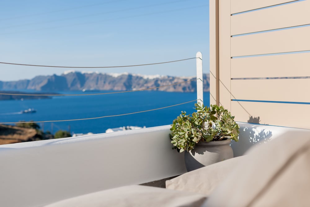 Earino Suites & Villas