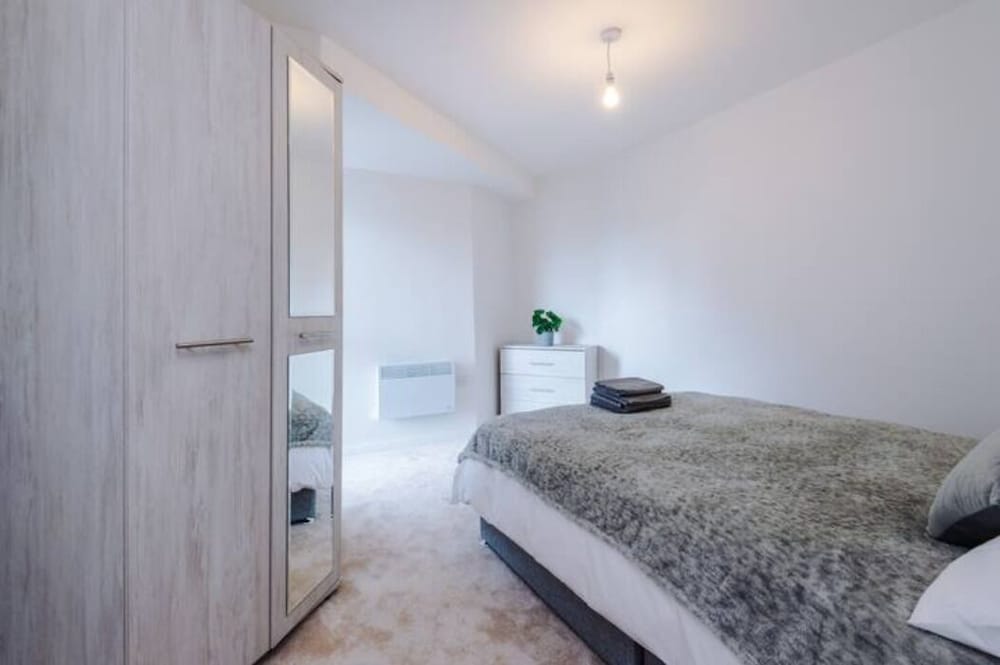 ✰Spacious & Modern 2 Bed Apt, 5 Mins from Leeds! view 3