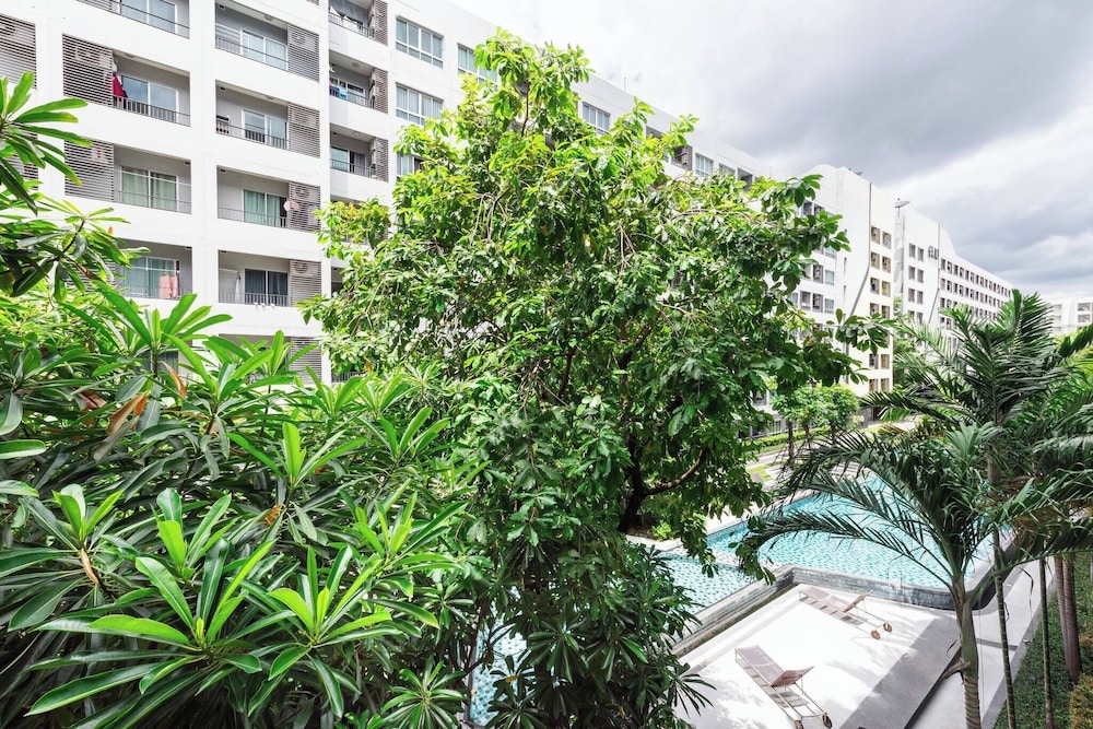 Modern Bangkok Apartment With Pool & Fitness