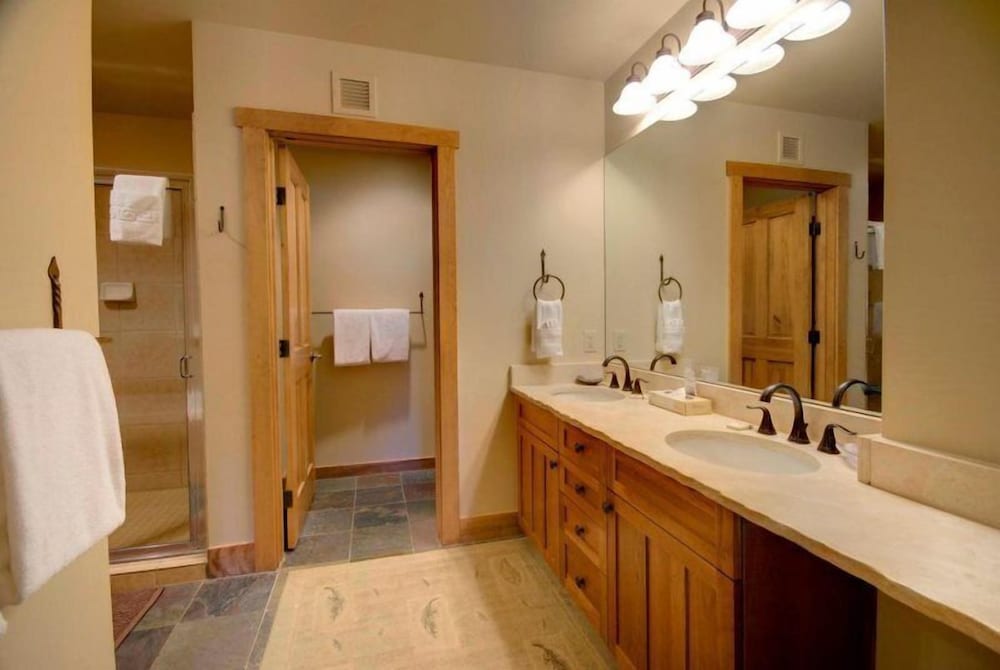 3 Bedroom Condo in River Run with Shared Pool, Hot Tubs, 100 yards to Gondola