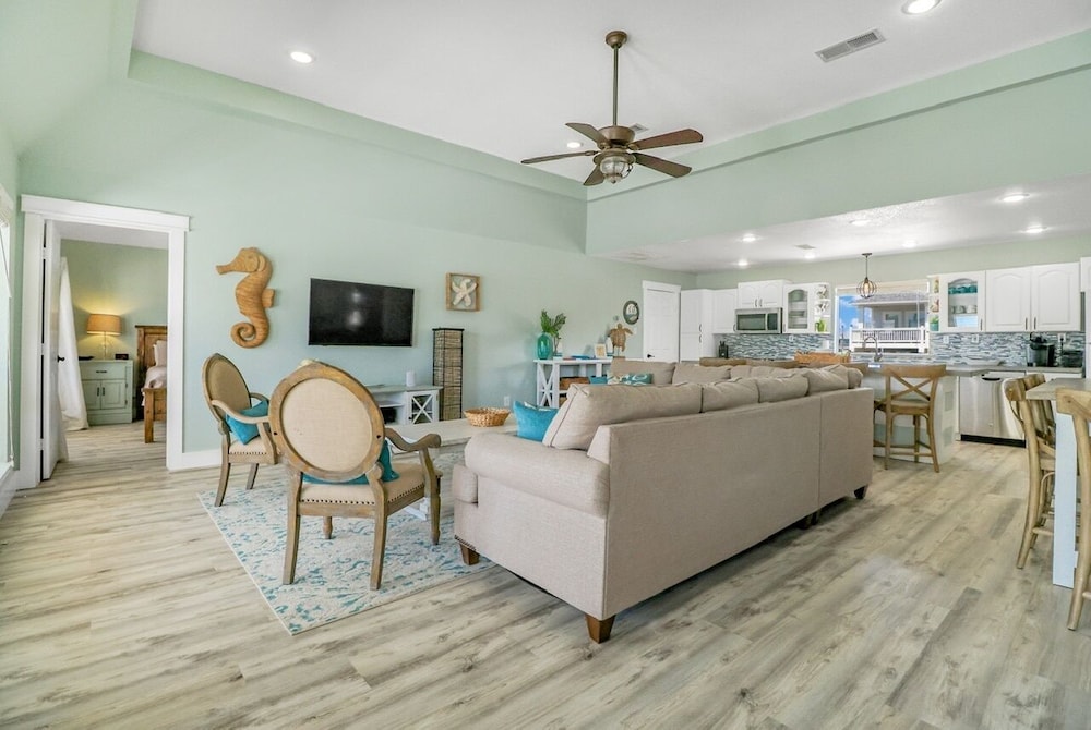 Always Sunny 3 Bedroom Home by RedAwning