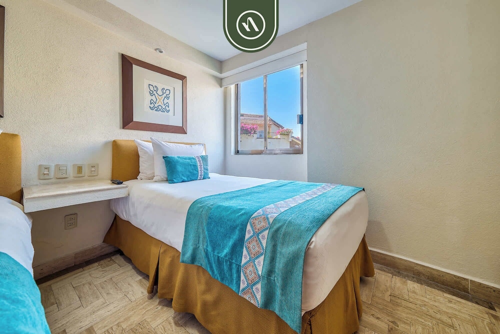 Beachfront 2 BR Condo - Beach - Pools - Tennis