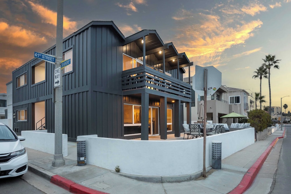 Sleeps 18 Steps to the Beach, Shops & Eateries Ocean Views, Patio, Fire Pit
