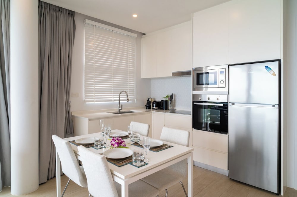 Sea View 2Bed Apt Walk to Beach KBR35
