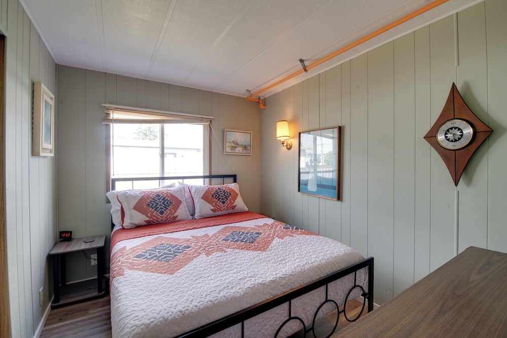 Walk to Beach! Fun Retro Retreat in Ocean Shores