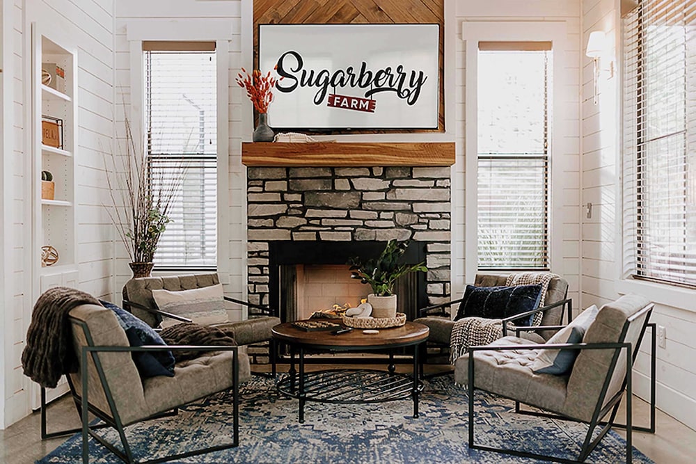 Sugarberry Farm Farmhouse! Firepit, Porch Swing