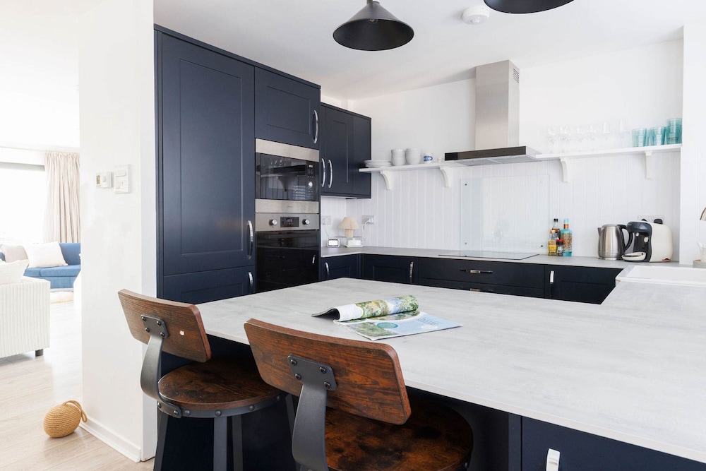 Beautifully Refurbished 4-bed Beachside Retreat