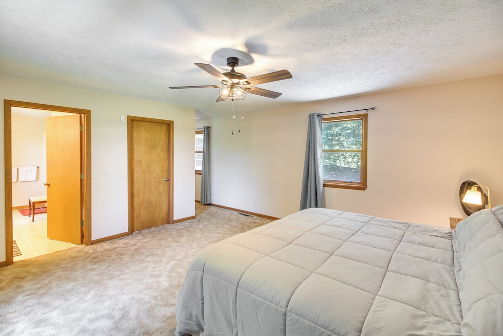 Family Home w/ Game Room! 1 Mi to Dale Hollow Lake