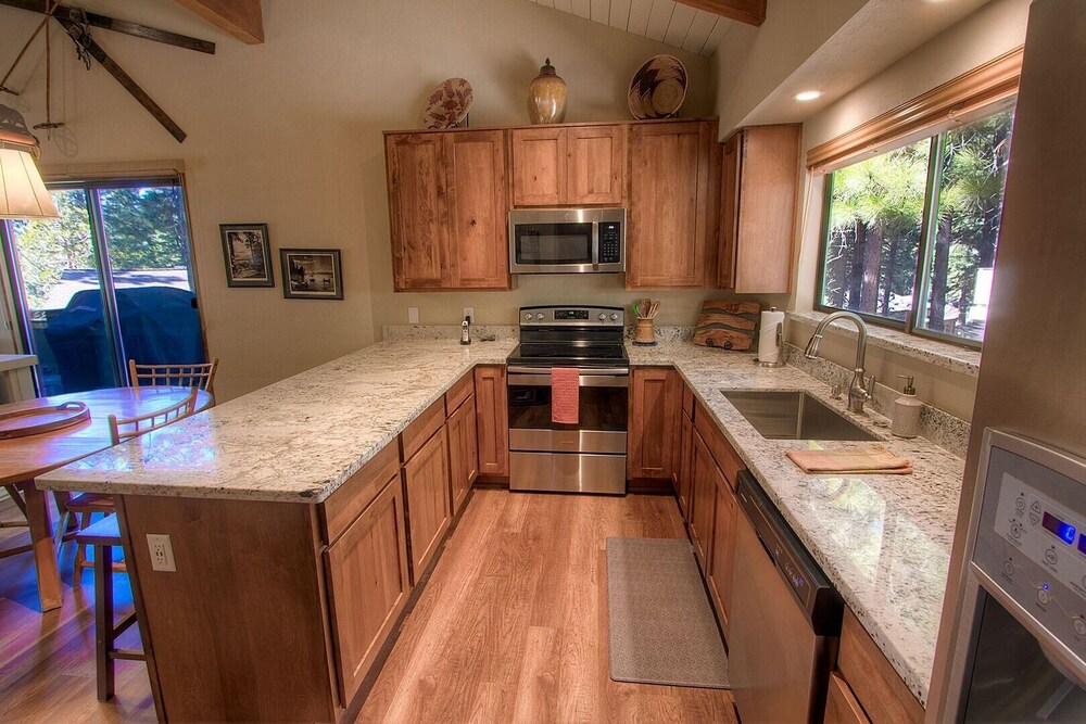 Cozy Bear Lodge 3 Bedroom Home by RedAwning view 3