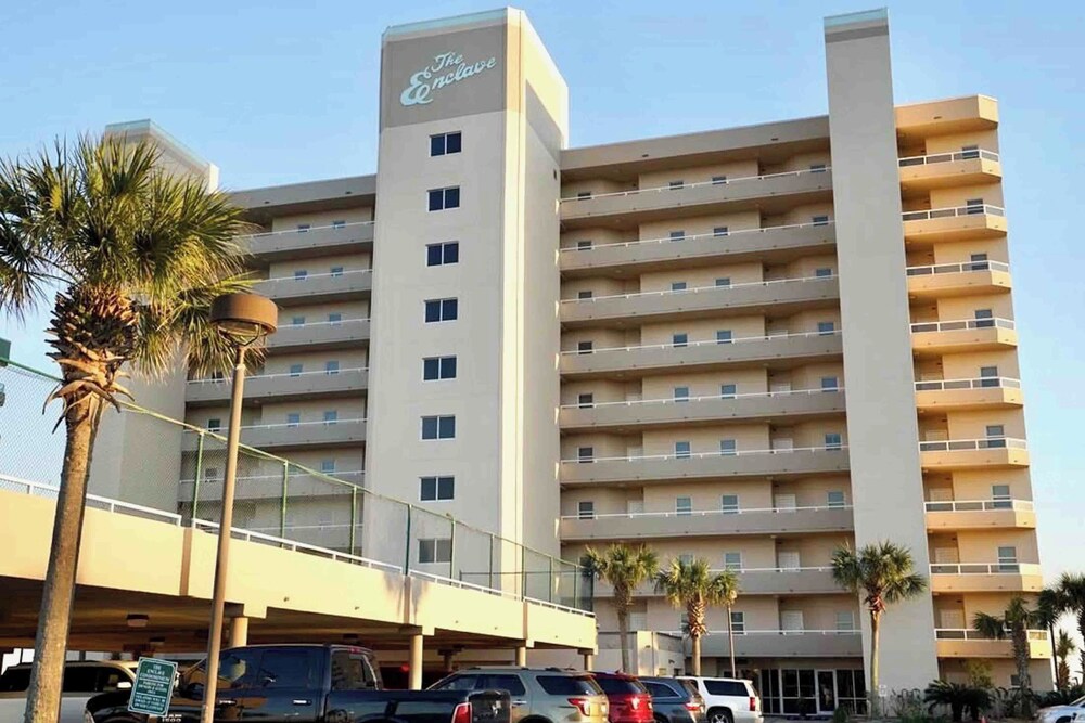 4BR Condo w/ Gulf Views & Amenities