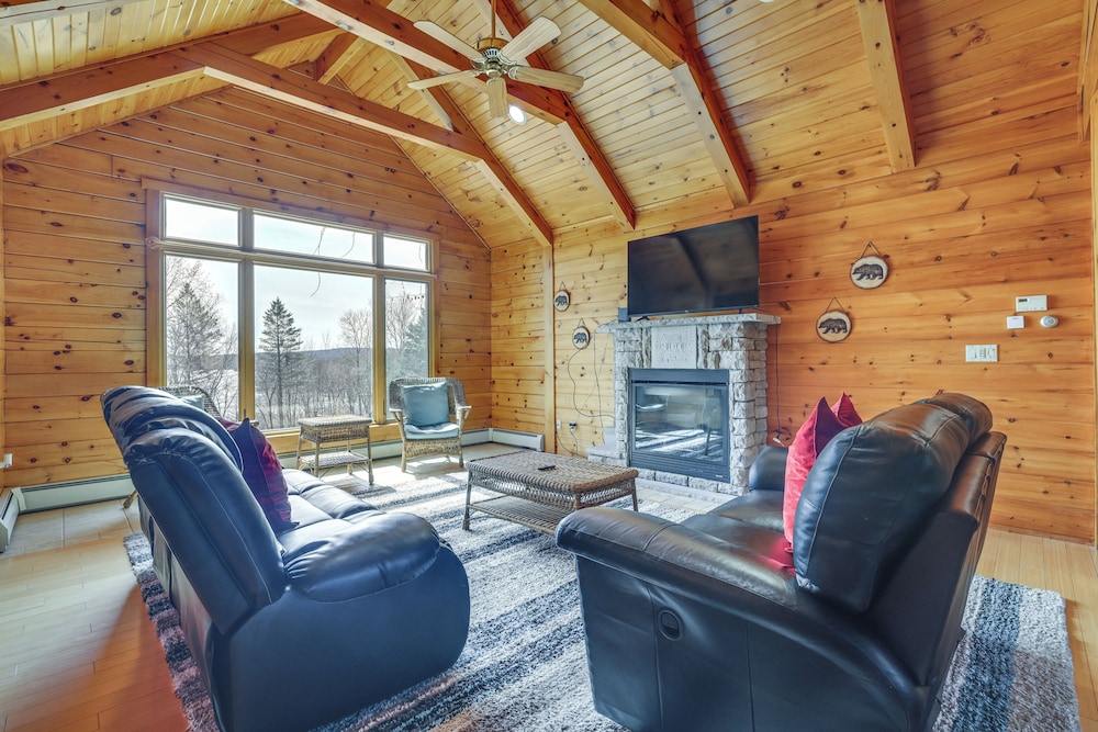 1 Mi to Lake Henry: Peaceful Poconos Cabin!