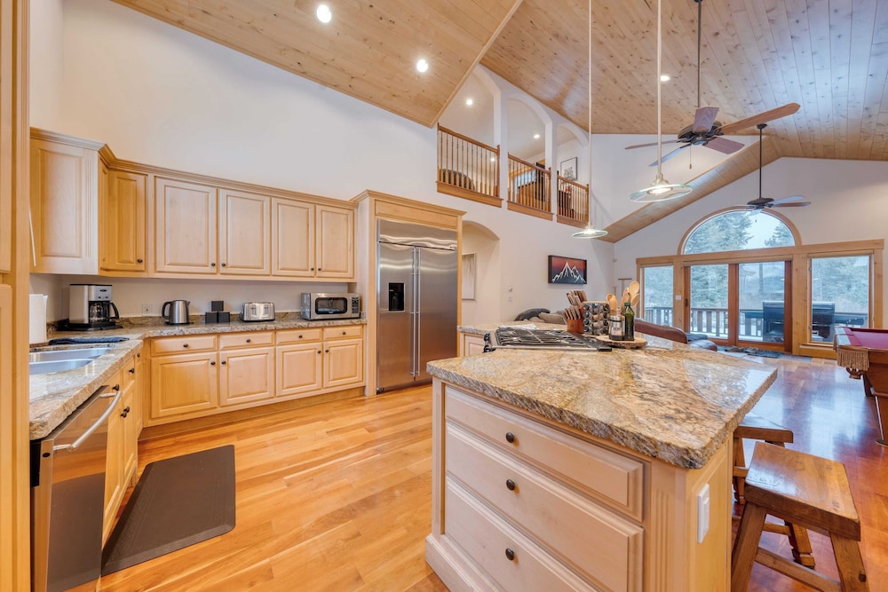 5 Mins to Ski Resort Ping Pong, Pool Table, Deck Donner Ridge by Avantstay