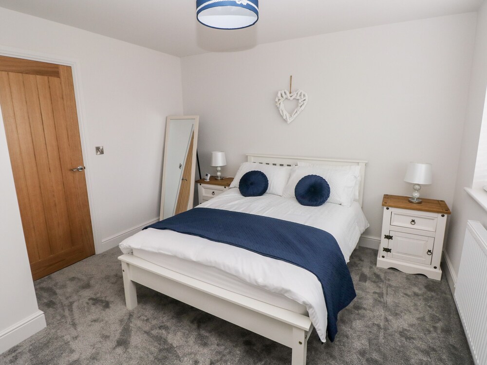 Lunaroxx, 6 Meadow Gardens, Kilgetty