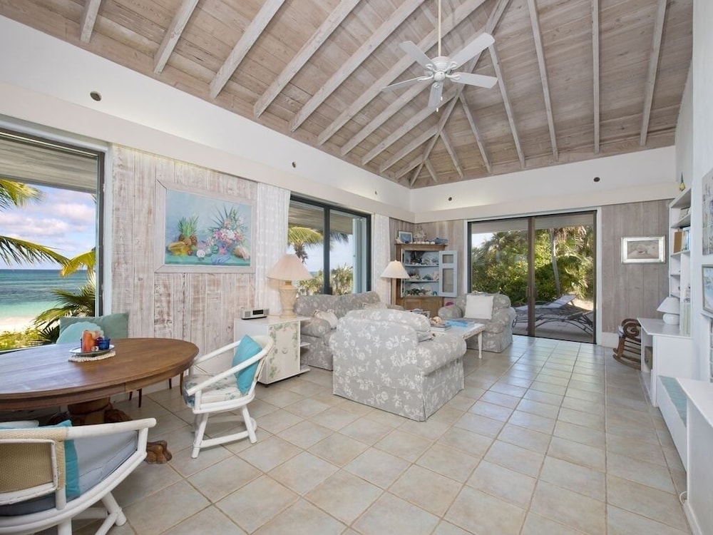 Hohum - Private Beachfront House On Exclusive Windermere 3 Bedroom Home
