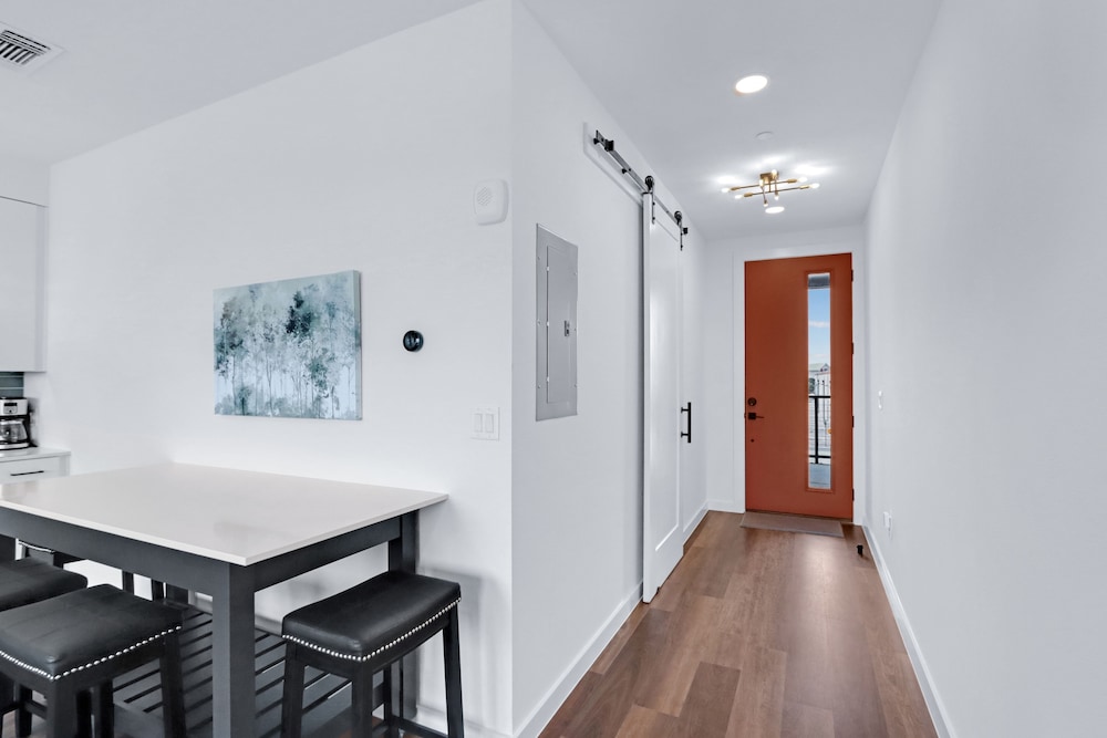 Chic Condo Minutes to Downtown, Gruene, & More