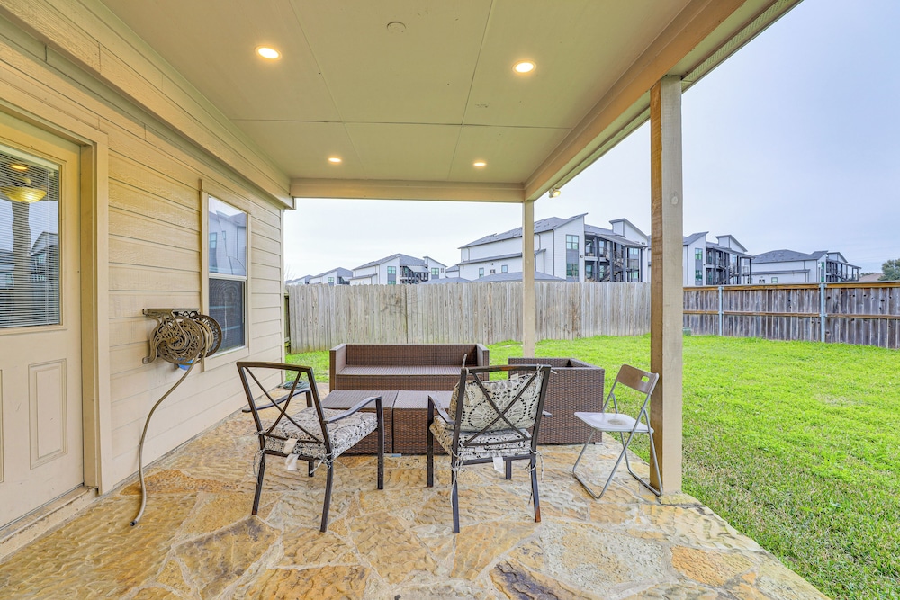Covered Patio & Yard: Family Home in Katy