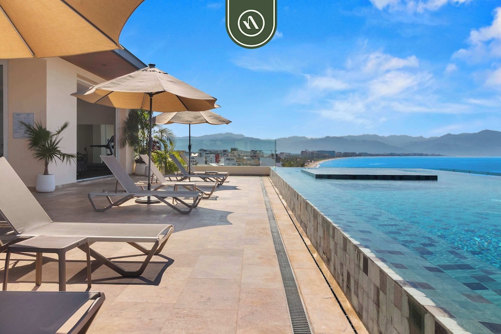 New Stylish 1 BR Condo - Ocean Views - Flex Room