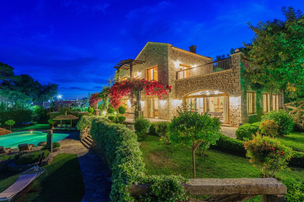 Private Island-Style Ultra Luxury Villa Estate