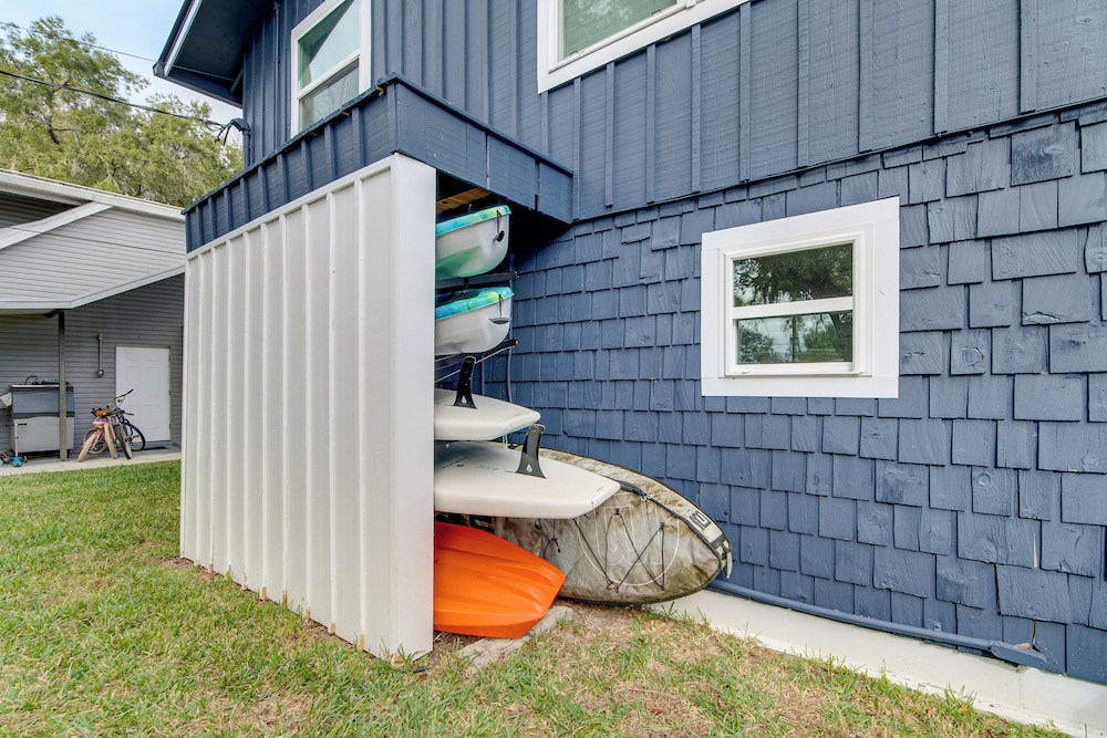 Waterfront Gem on Weeki Wachee River w/ Boat Slip!