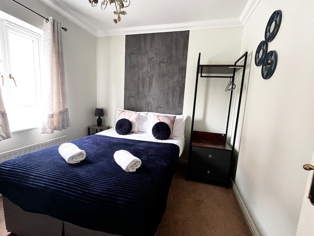 Canterbury Charm - Spacious 4 Bedroom House