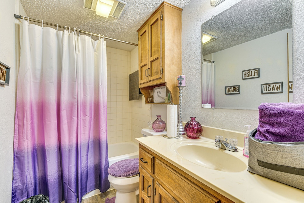 3 Mi to Downtown Tulsa: Cozy Retreat!