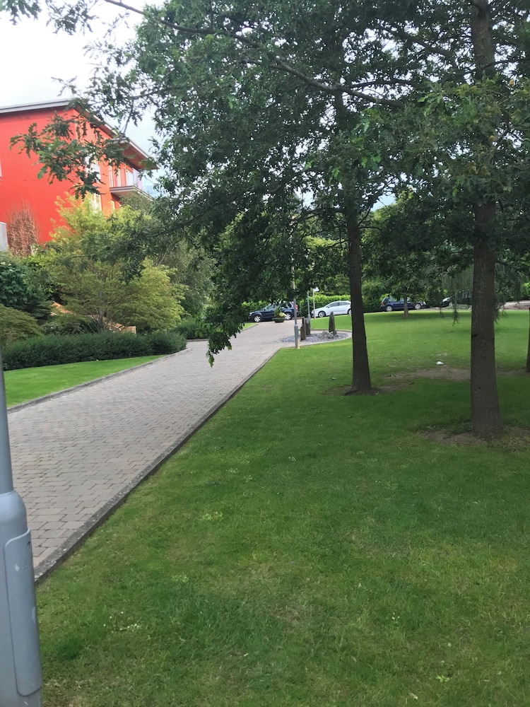 Central Dublin 2-bed Apartment -sleeps 5 & Parking