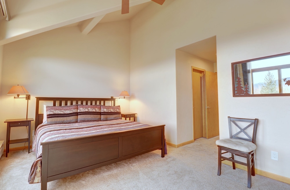 Prospector Point E 4br 3.5ba 4 Bedroom Townhouse by RedAwning view 3