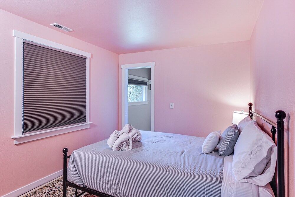 2 Mi to Dtwn Tacoma: Charming Home w/ Deck & Yard!