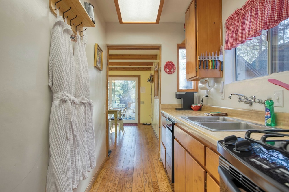 2 Lakefront Homes by Avantstay Sleeps 23, Private Dock+beach, Hot Tub, Fire Pit, Deck Views