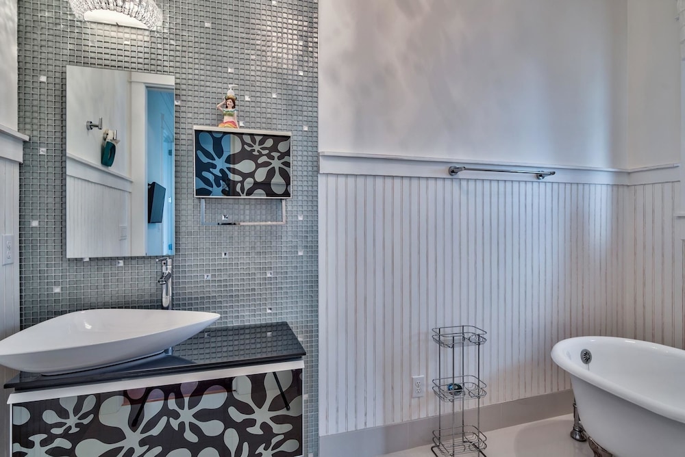 Tangled In Blue 5 Bedroom Holiday Home by Five Star Properties